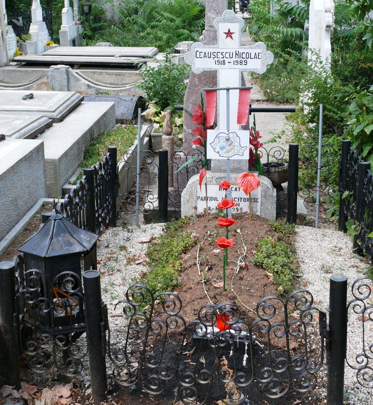 0006-causescu-grave-ghencea-cemetery